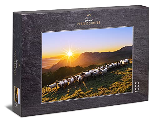 Ulmer Puzzleschmiede - Puzzle Oveja de montaña: Puzzle de 1000 Piezas - Motivo de Paisaje con un rebaño de ovejas en Las montañas al Atardecer