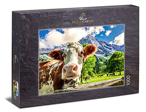 Ulmer Puzzleschmiede - Puzzle Vacas y montañas: Puzzle de 1000 Piezas - Una Curiosa Vaca Frente a un Paisaje montañoso de ensueño en los Alpes