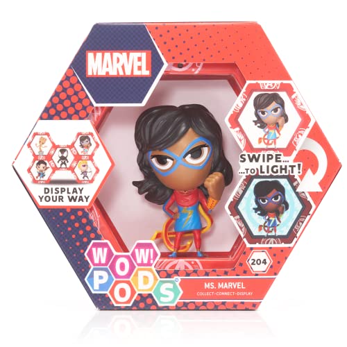 WOW! PODS - Colección Marvel Avengers - Ms Marvel - Figura Coleccionable con luz y Sensor de Movimiento (Deqube 918MVL101637)