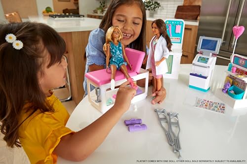 Barbie Doctora con Clínica médica, muñeca con Accesorios de Medicina de Juguete & Quiero Ser Pediatra Muñeca Rubia con Dos Bebes Y Accesorios (Mattel Gkh23)