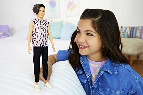 Barbie Ken Fashionista Camiseta Rayos con Pelo enraizado Muñeco Moreno con Pantalones Largos, Juguete a la Moda +3 años (Mattel HBV27)