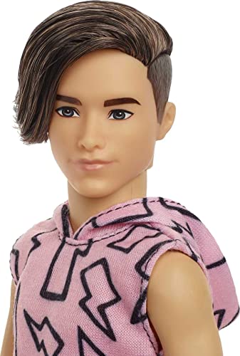 Barbie Ken Fashionista Camiseta Rayos con Pelo enraizado Muñeco Moreno con Pantalones Largos, Juguete a la Moda +3 años (Mattel HBV27)
