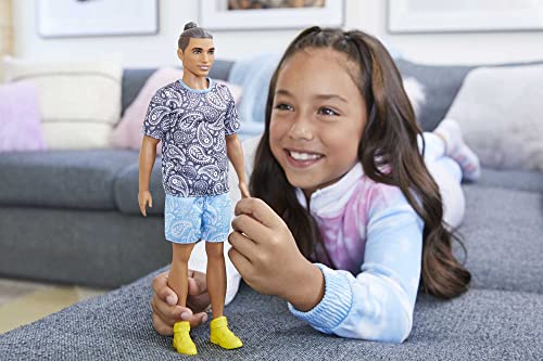 Barbie Ken Fashionista Muñeco con look estampado bandana y accesorios de moda, juguete +3 años (Mattel HJT09)