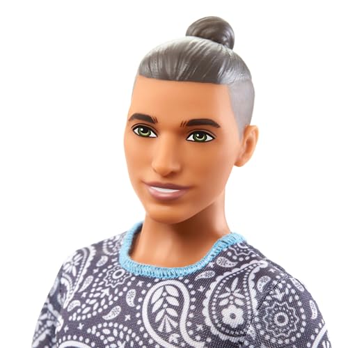 Barbie Ken Fashionista Muñeco moreno con conjunto paisley y accesorios de moda, juguete +3 años (Mattel HPF80)