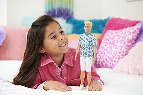 Barbie Ken Fashionistas Muñeco n. 211 con el pelo rubio, camiseta de cactus y pantalones cortos blancos con zapatillas, HJT10