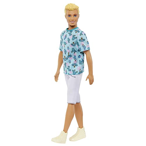 Barbie Ken Fashionistas Muñeco n. 211 con el pelo rubio, camiseta de cactus y pantalones cortos blancos con zapatillas, HJT10