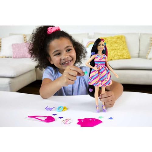 Barbie Totally Hair Pelo extralargo Corazón Muñeca pequeña con vestido, melena arcoíris y accesorios de corazones para el pelo, juguete +3 años (Mattel HCM90)