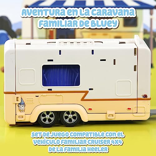 Bluey - Campervan, Juguete de la Caravana de Vacaciones, 1 Figura articulada de la Serie, 6 Accesorios de Camping y Pegatinas Decorativas, para niños y niñas +3 años, Famosa (BLY50000)
