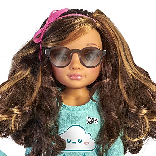 Nancy – Un día celeste, muñeca de pelo oscuro con ropa de color azul celeste y complementos a la moda, para niñas y niños a partir de 3 años, Famosa (700017460)