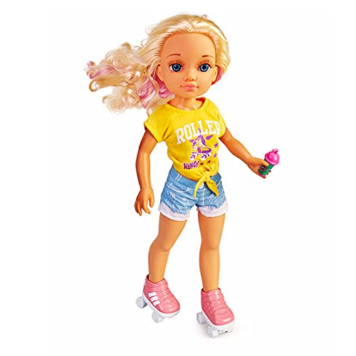 Nancy - Un día en California, muñeca rubia con mechas rosas, contiene un coche con ruedas móviles y maletero - accesorios, patines y batido, juguete para niños de 3 años, FAMOSA (700015788)
