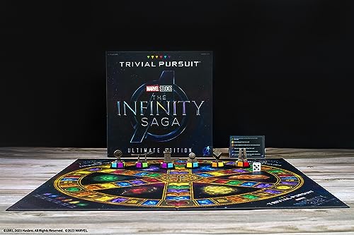 TRIVIAL PURSUIT: Marvel Cinematic Universe Ultimate Edition | Juego de mesa de trivia coleccionable con 6 movimientos de ubicación de piedra infinita y 1800 preguntas de MCU fases 1-3