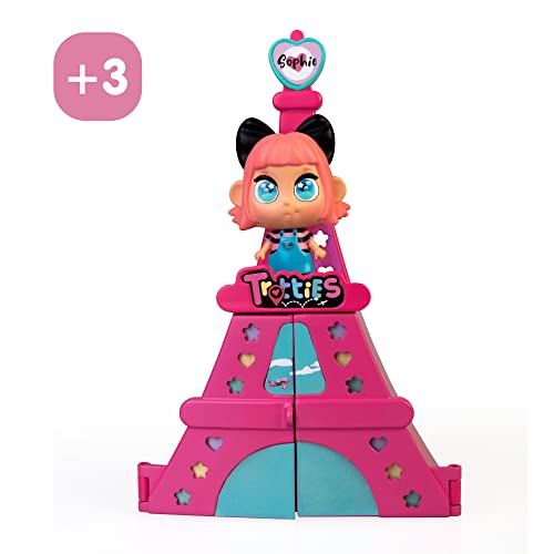 Trotties - Mini Trottie: Sophie in Paris, set de juguete con torre Eiffel rosa, 1 mini muñeca y muchos accesorios, con 3 escenarios y pegatinas para decorar, regalo + 3 años, Famosa