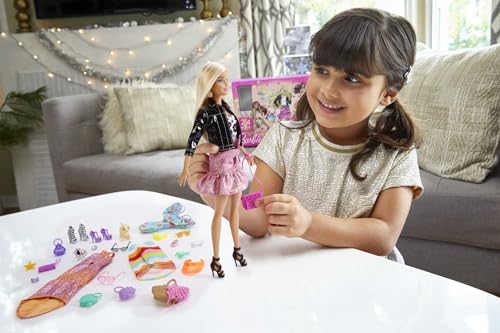 Barbie Day to Night Calendario de adviento de Navidad Muñeca con 24 accesorios sorpresa, ideal para regalo (Mattel GYN37)