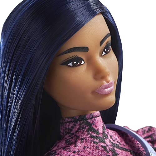 Barbie Fashionista Muñeca con pelo violeta, vestido con estampado de serpiente y accesorios de moda de juguete (Mattel GXY99)