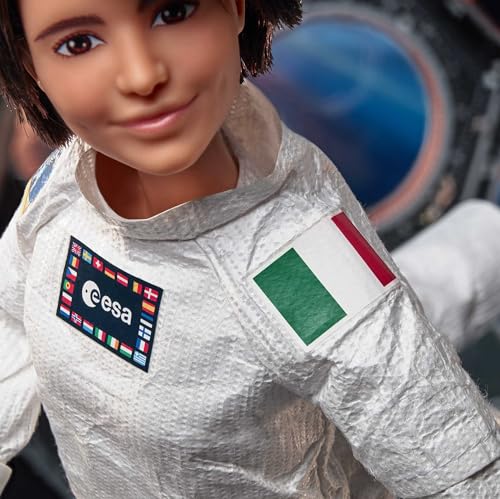 Barbie Signature Samantha Cristoforetti, muñeca astronauta de colección de juguete (Mattel GTJ81)