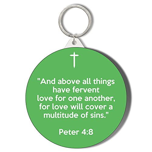 Gift Insanity Llavero de 45 mm con citas de la Biblia y sobre todas las cosas tienen fervente, amor por uno al otro – Pedro 4:8 – fondo verde
