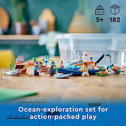 LEGO City Explorer - Barco de buceo 60377 juguete de construcción oceánica, incluye un arrecife de coral, mini-submarino, 3 minifiguras y manta rayo, tiburón, cangrejo, 2 peces y 2 figuras de tortuga