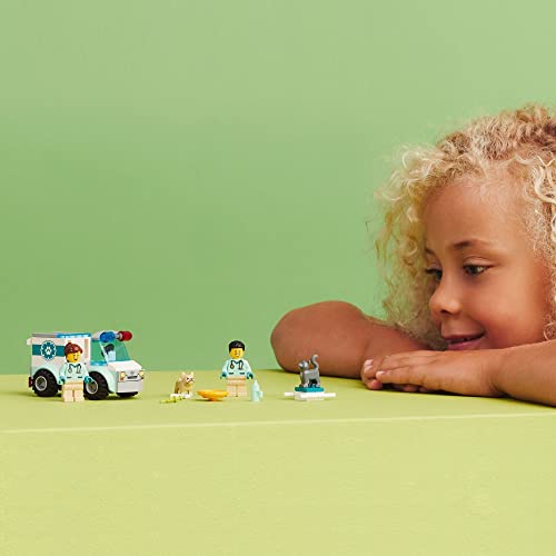 LEGO City Vet Van Rescue 60382, ambulancia de animales de juguete, juego de juguete de aprendizaje para niños de 4 años en adelante con 2 minifiguras veterinarias, figuras de perro y gato