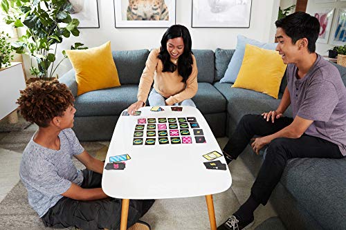 Mattel Games - GTH21 Quién se atreve a Ganar Juego de Cartas y Juego Familiar, Adecuado para 2-4 Jugadores, Juegos de Cartas y Juegos Familiares a Partir de 7 años.