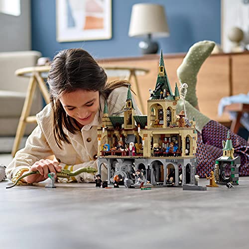 LEGO 76389 Harry Potter Castillo Hogwarts: Cámara Secreta + 76388 Harry Potter Visita a La Aldea de Hogsmeade, Set para el 20 Aniversario con Mini Figura Dorada, Regalo para Niña y Niño + 8 Años